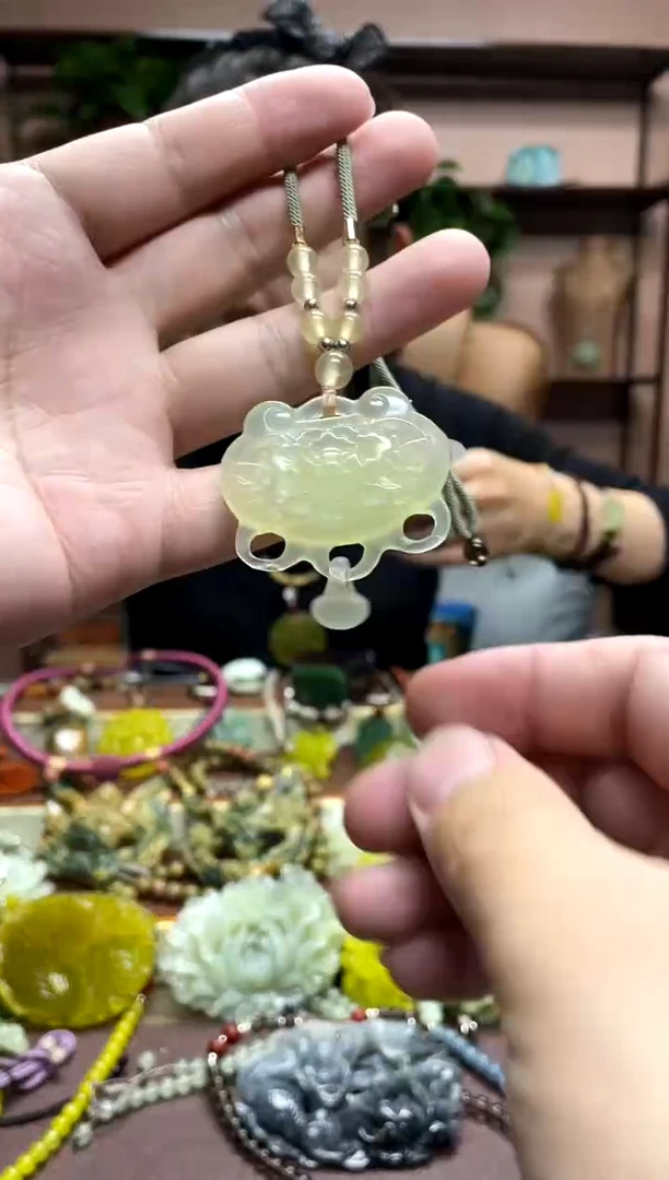 未镶嵌岫玉颈饰·