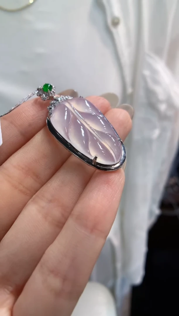 颈饰18K金镶嵌翡翠叶子