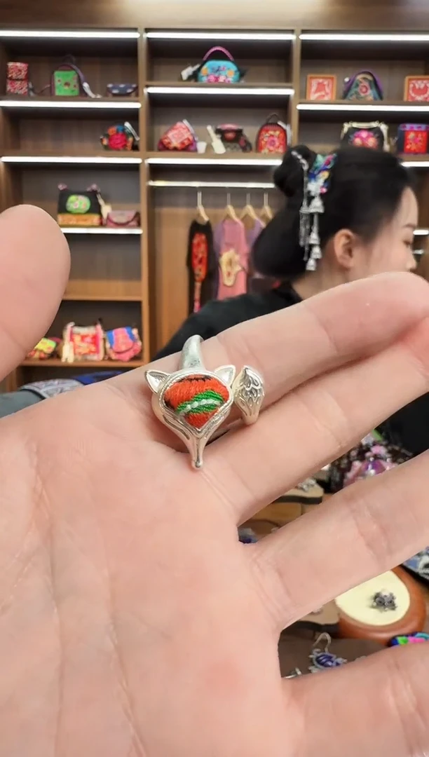 【闪购商品】织绣212蒙阿苏苗绣传承