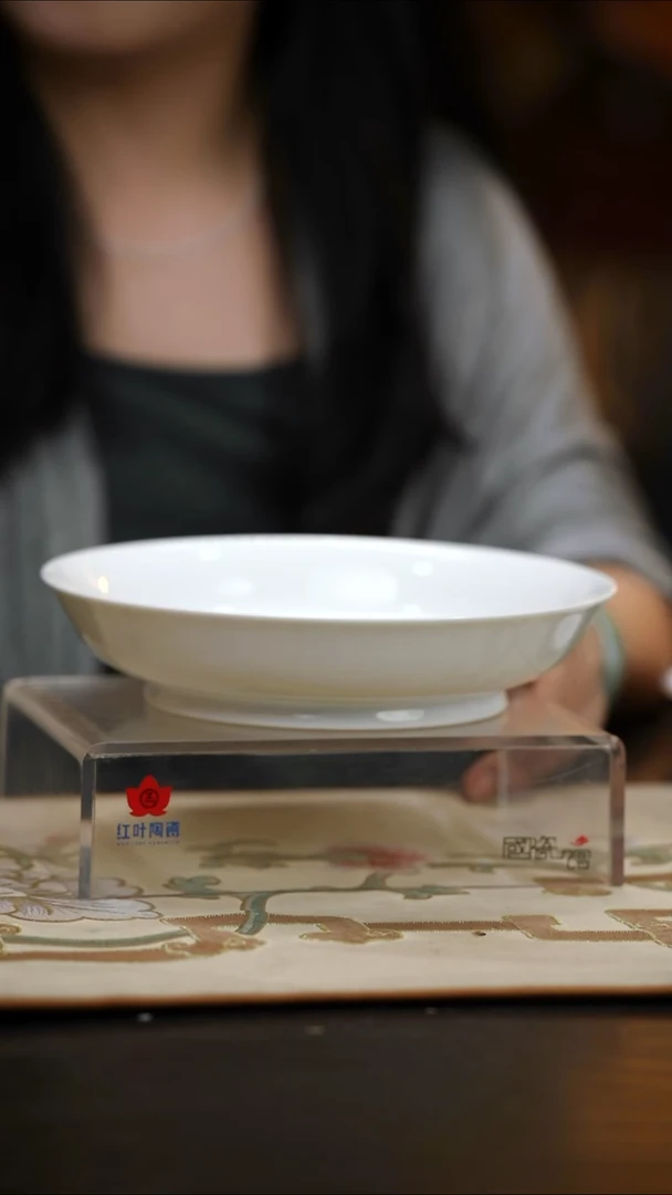 2个微瑕白胎8英寸龙呙盘（无底款）