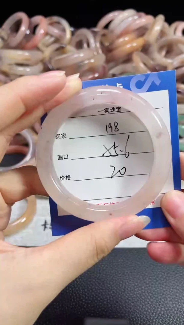 未镶嵌石英质玉手镯198