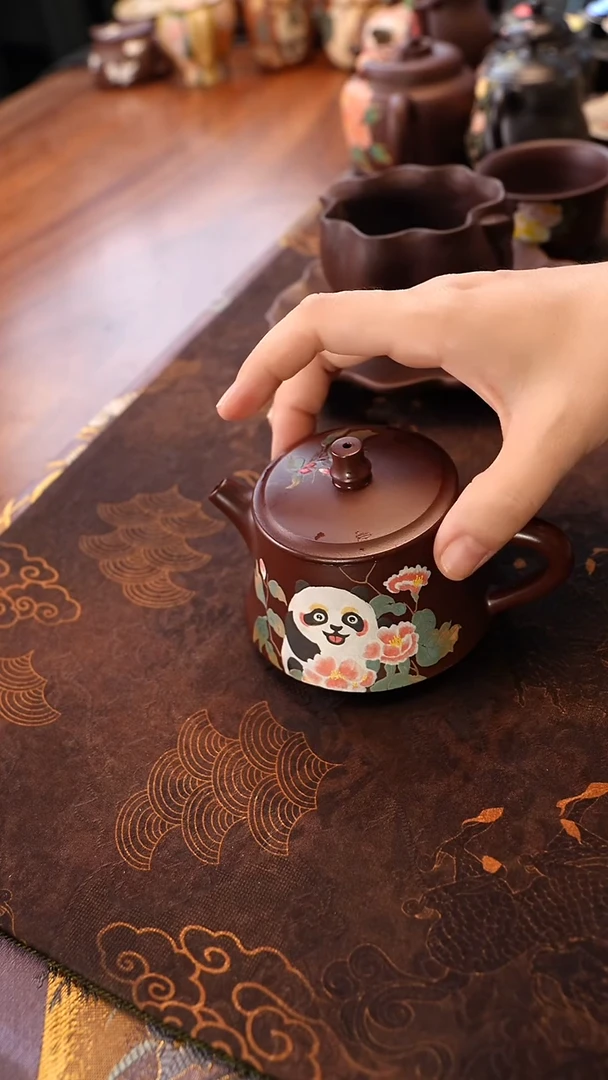 紫砂茶宠紫朱泥汉瓦壶 熊猫