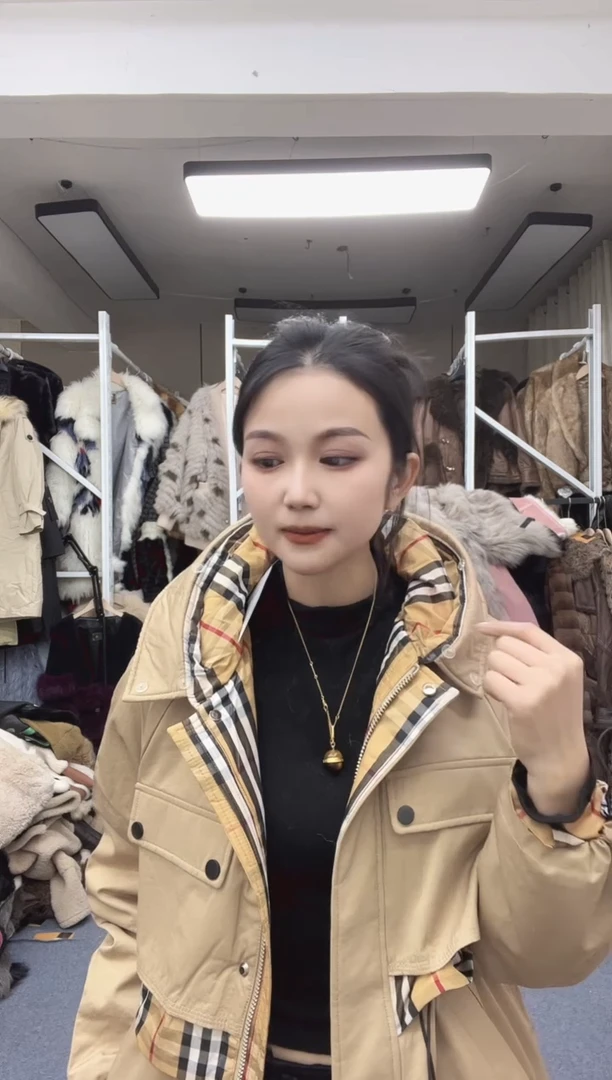 咖色巴家加羽绒大