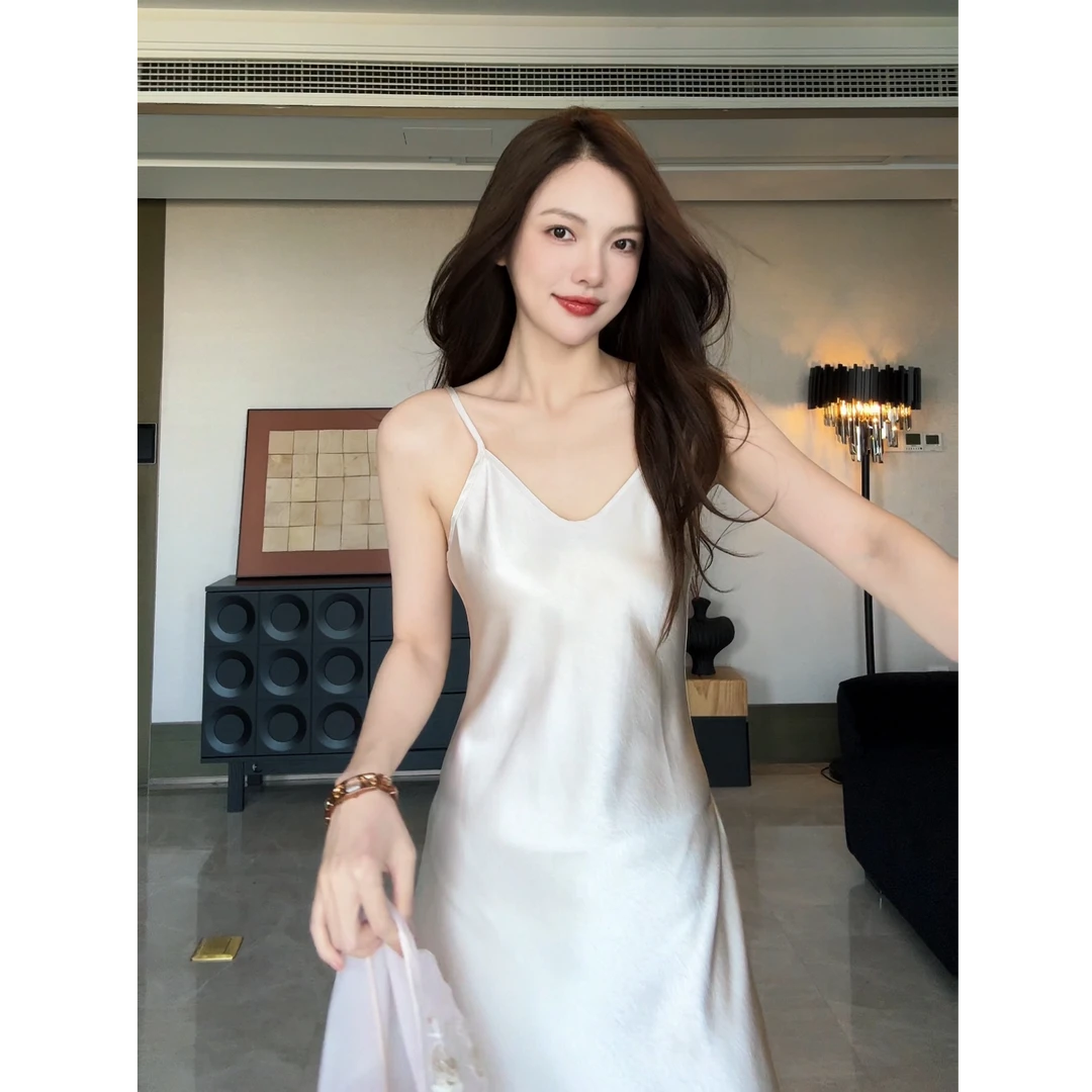 AILUO/艾珞芝芝【优雅代号】法式柔雾流光剪裁收腰缎面吊带连衣裙