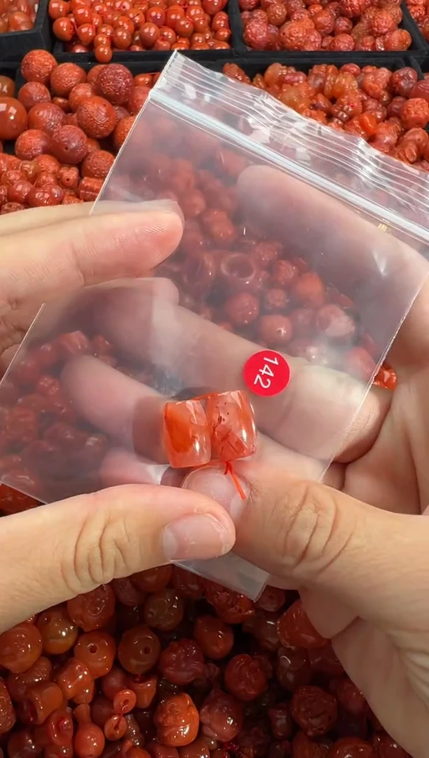 南红玛瑙未镶嵌颈饰1