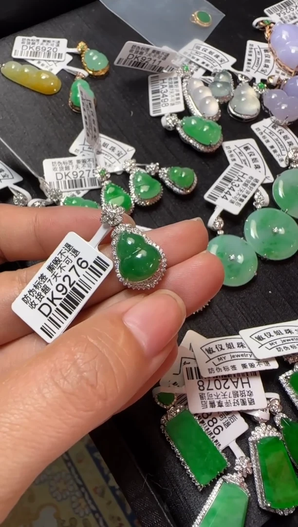 颈饰18K金镶嵌翡翠DK9276辣绿葫芦