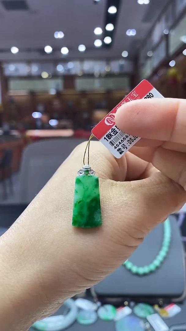 颈饰18K金镶嵌翡翠无事牌