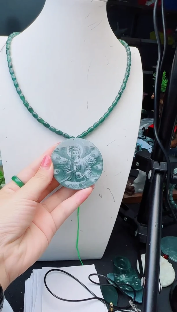 翡翠未镶嵌颈饰多样性发货其中一件