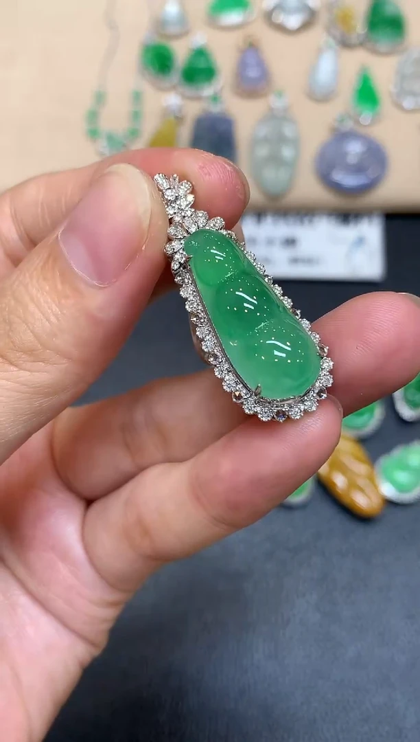 颈饰18K金镶嵌翡翠福豆【无服务费