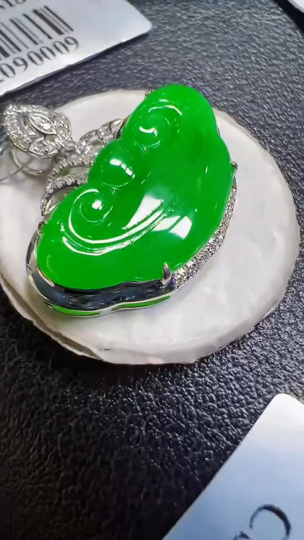 颈饰18K金镶嵌翡翠如意