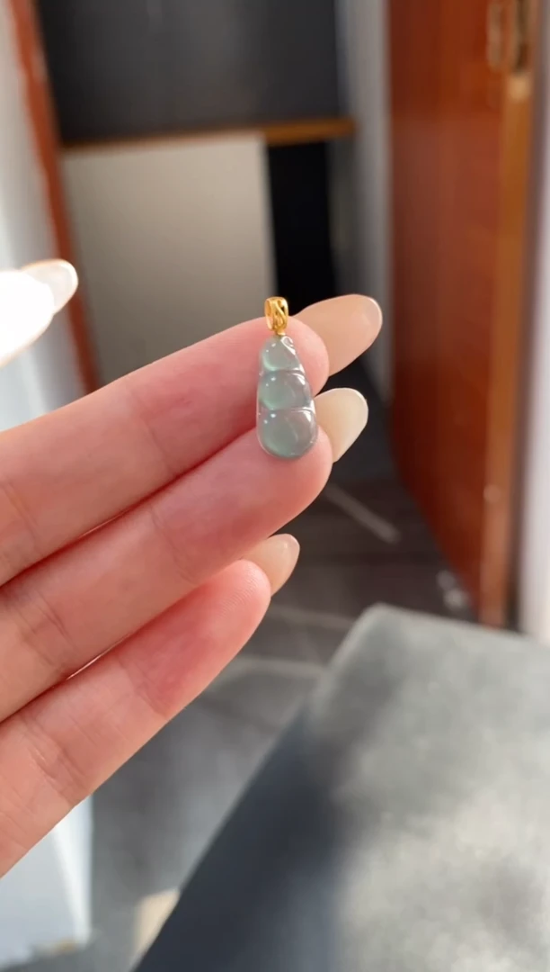 颈饰18K金镶嵌翡翠豆子