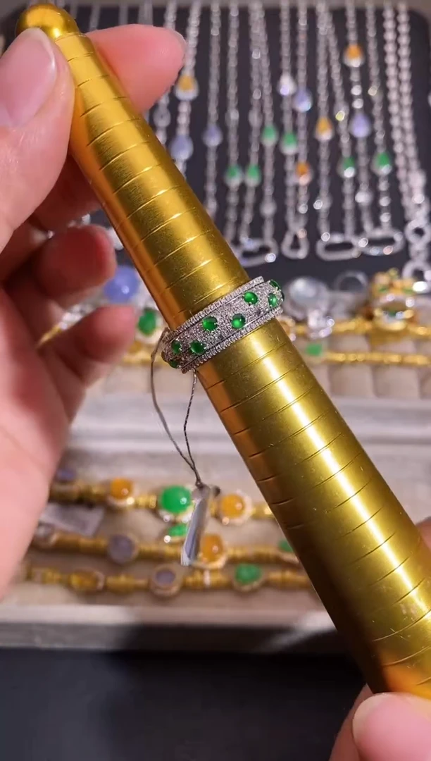 18K金镶嵌戒指翡翠戒指