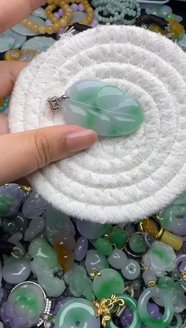 颈饰未镶嵌翡翠缅甸翡翠吊坠