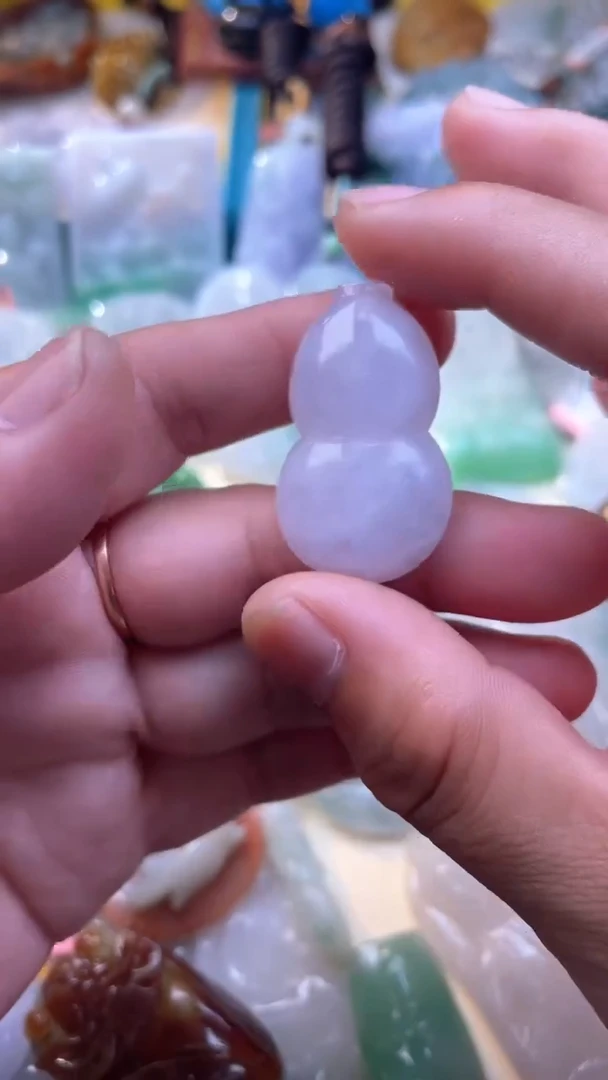 翡翠未镶嵌颈饰葫芦