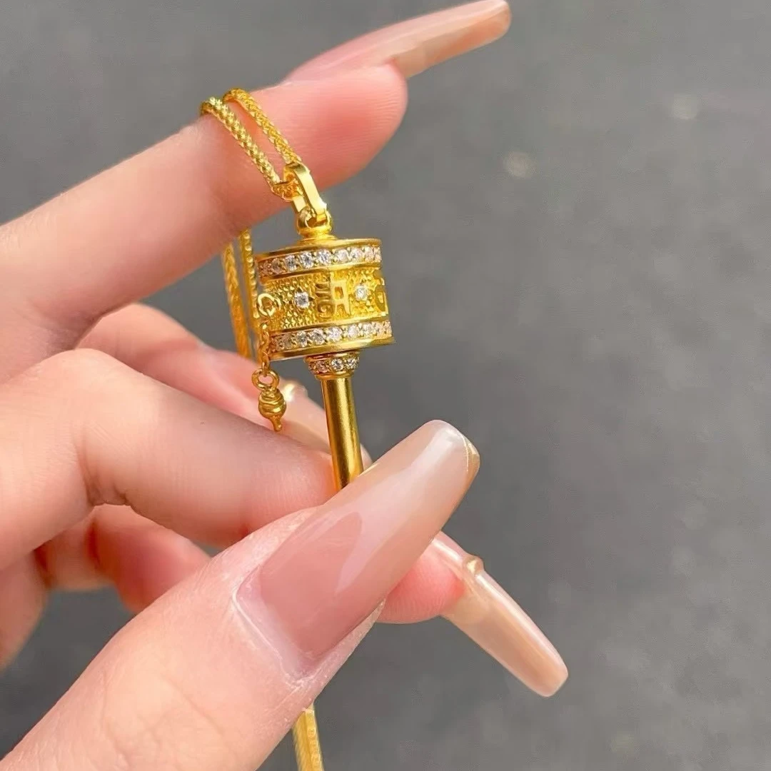 宝裕华足金999 古法莫桑点钻转经筒吊坠