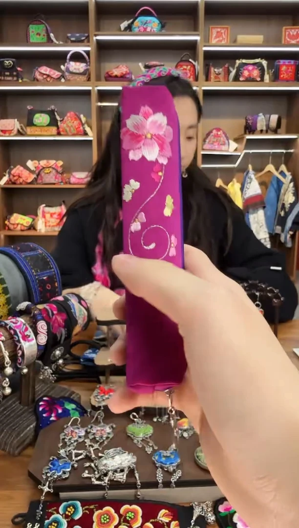 【闪购商品】织绣A7蒙阿苏苗绣传承