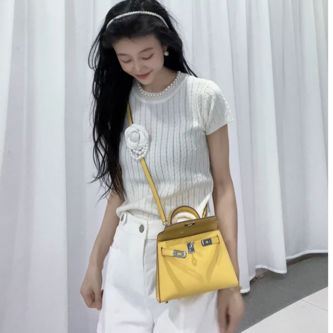 高品质小香风珍珠圆领手工钉珠短袖针织镂空奶白色配山茶花胸针