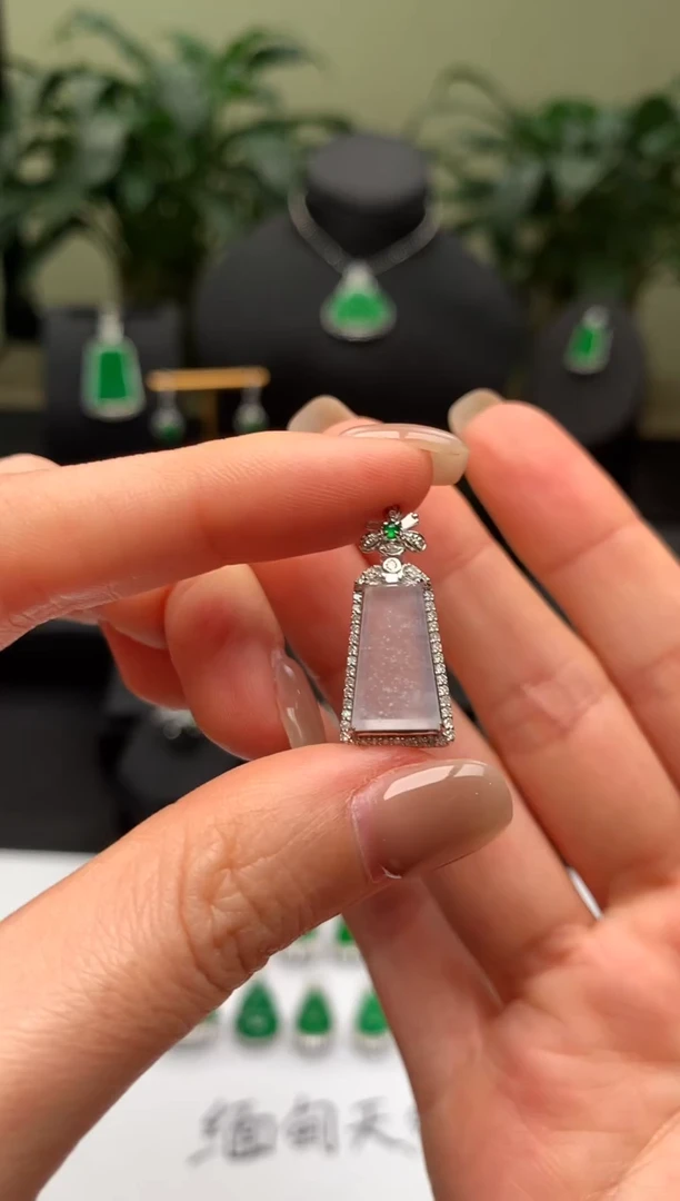 【闪购商品】翡翠颈饰18K金镶嵌无事牌