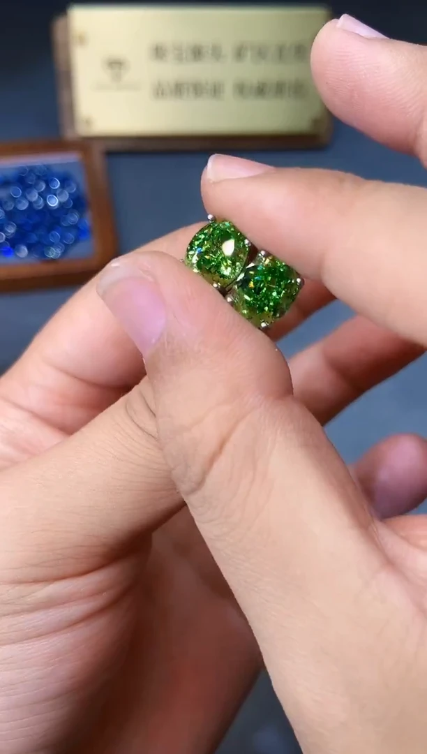 银S925镶嵌耳饰石榴石（沙弗莱）....