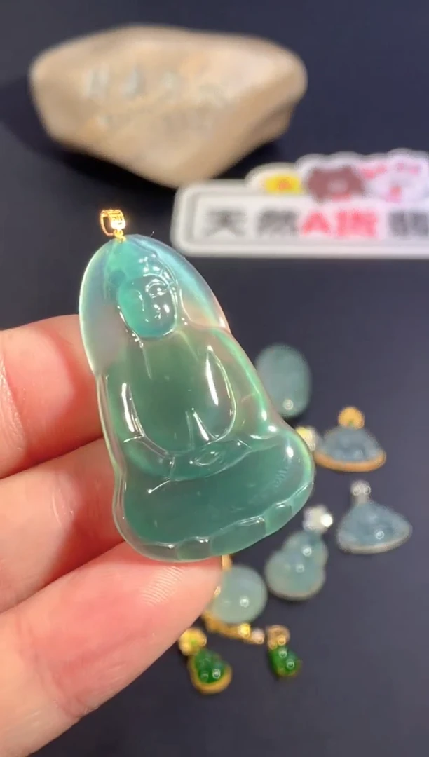 颈饰18K金镶嵌翡翠