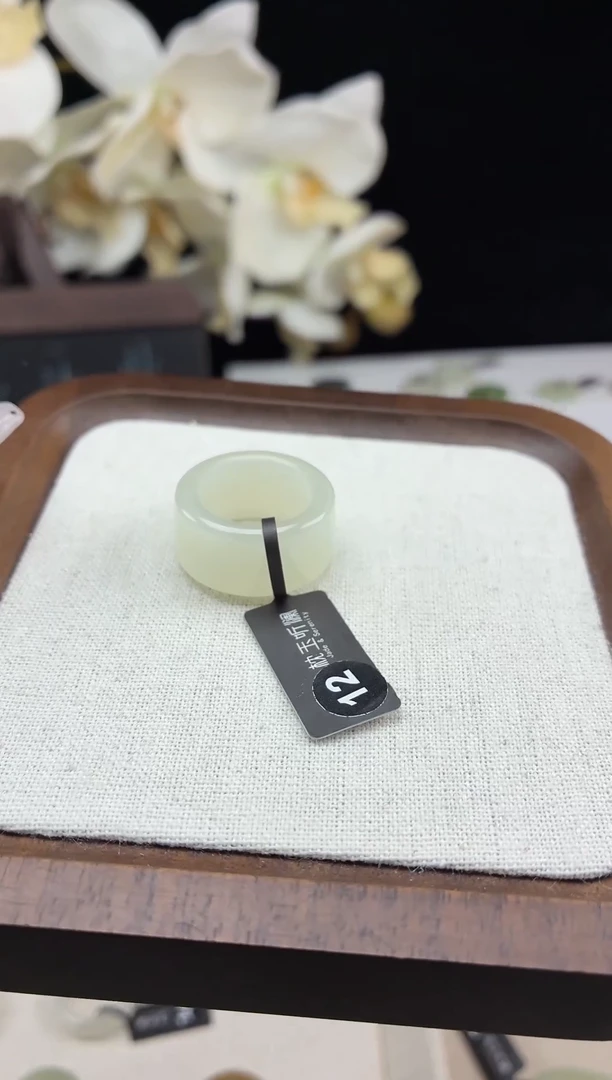 和田玉戒指未镶嵌青白宽圆切 港12