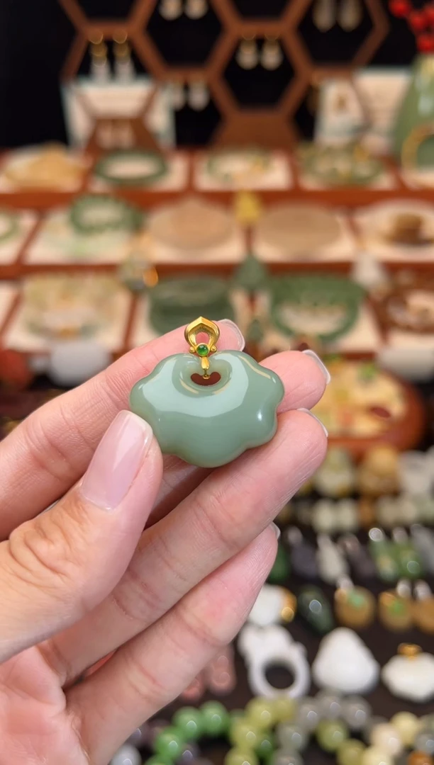 18K金镶嵌和田玉挂件精品