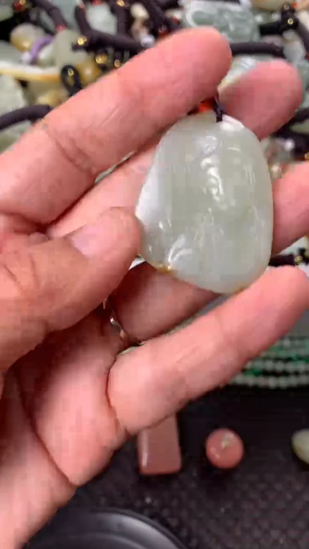 【闪购商品】和田玉颈饰未镶嵌多样性发货没有证书.拍一发一，有瑕