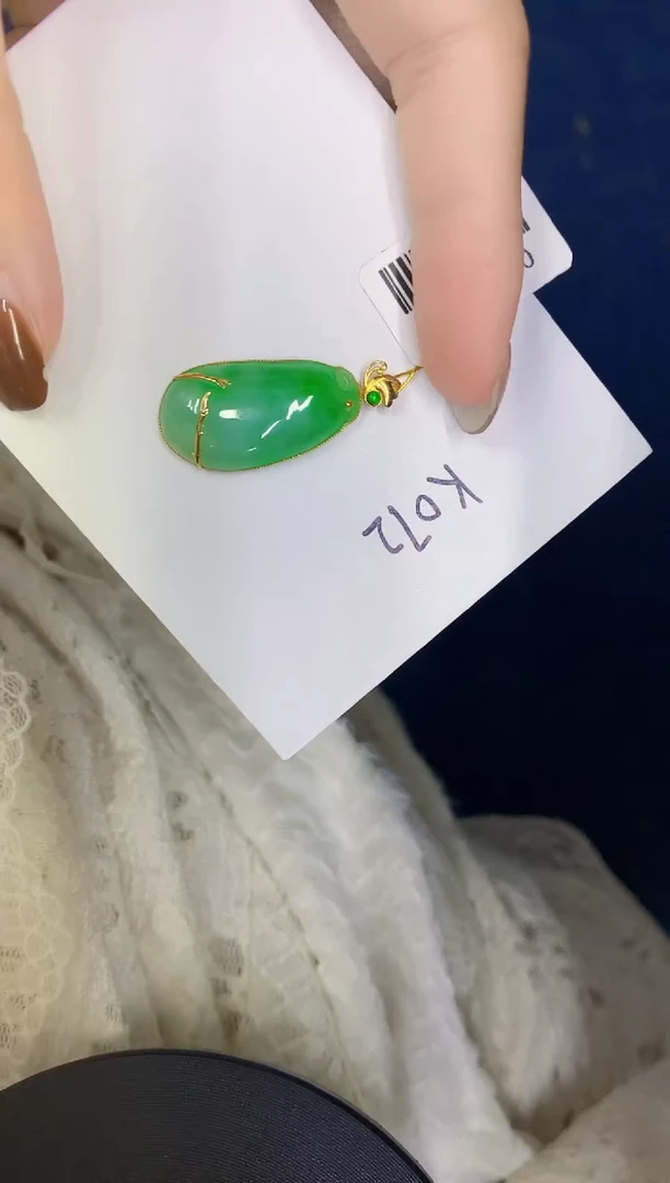 颈饰18K金镶嵌翡翠缅甸天然翡翠A货