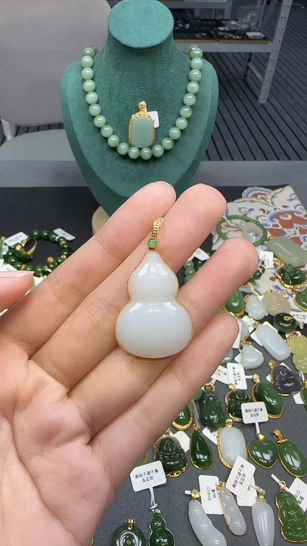 18K金镶嵌和田玉挂件1