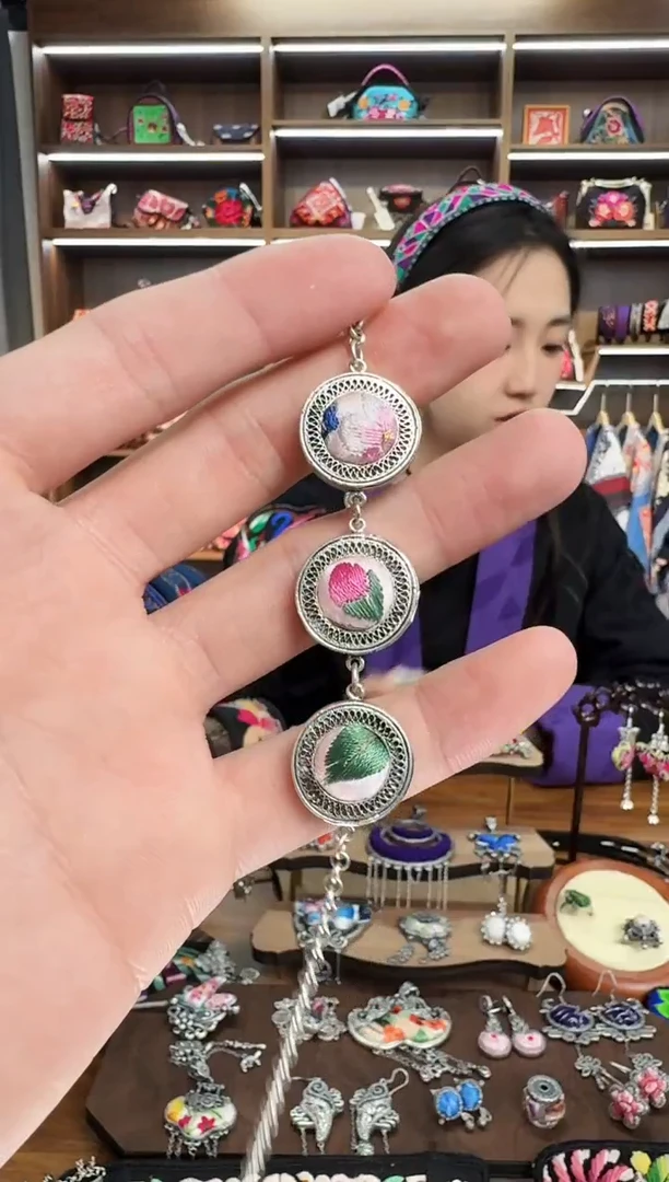 【闪购商品】织绣28蒙阿苏苗绣传承