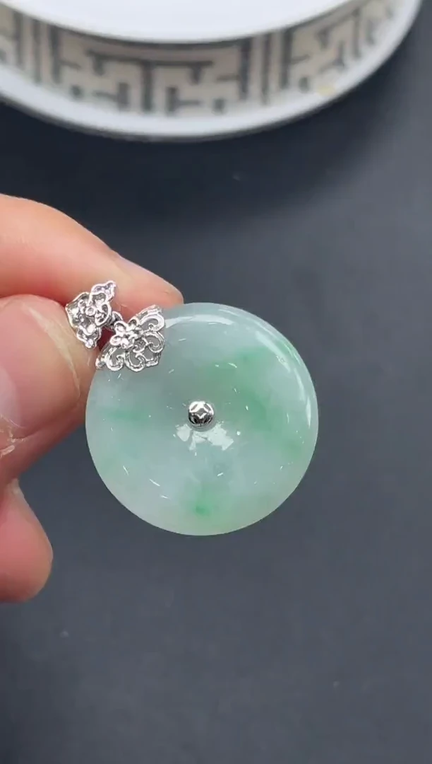 18K金镶嵌挂件翡翠平安扣