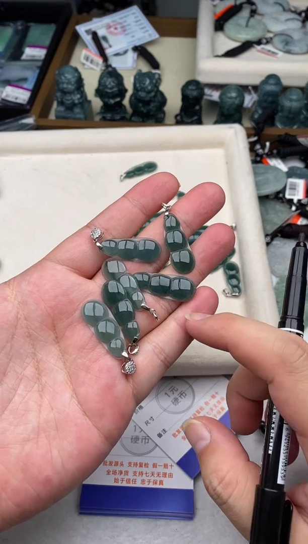 翡翠未镶嵌颈饰多样性发其一