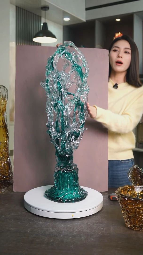 琉璃华*姐湖水绿太湖石