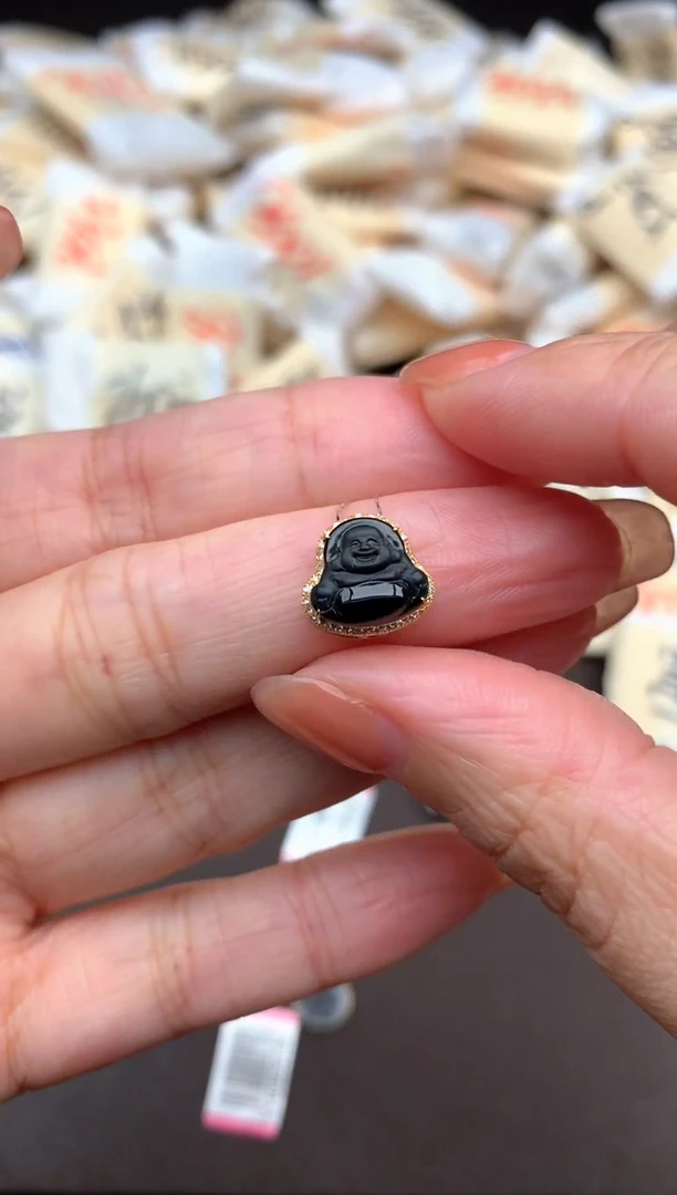 18K金镶嵌挂件翡翠一