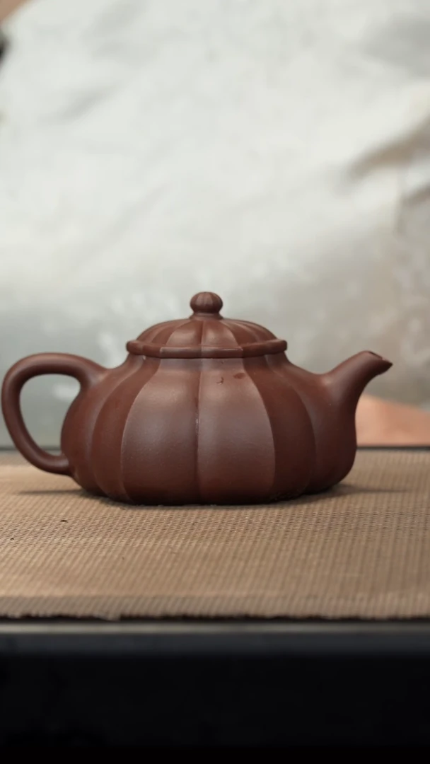 茶壶紫砂底槽清菱花半月160cc