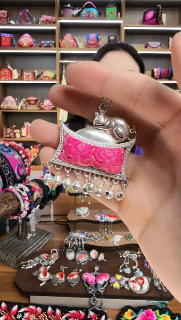 【闪购商品】织绣187蒙阿苏苗绣传承