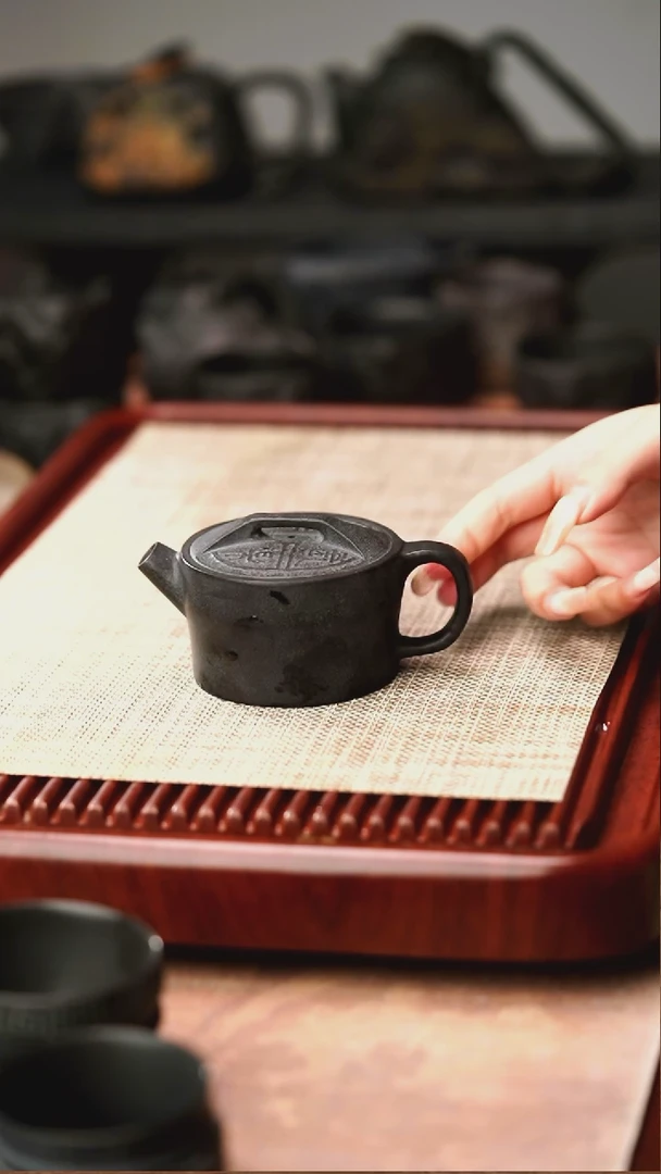 归玉堂冰碛岩重工雕刻长乐汉瓦壶160cc