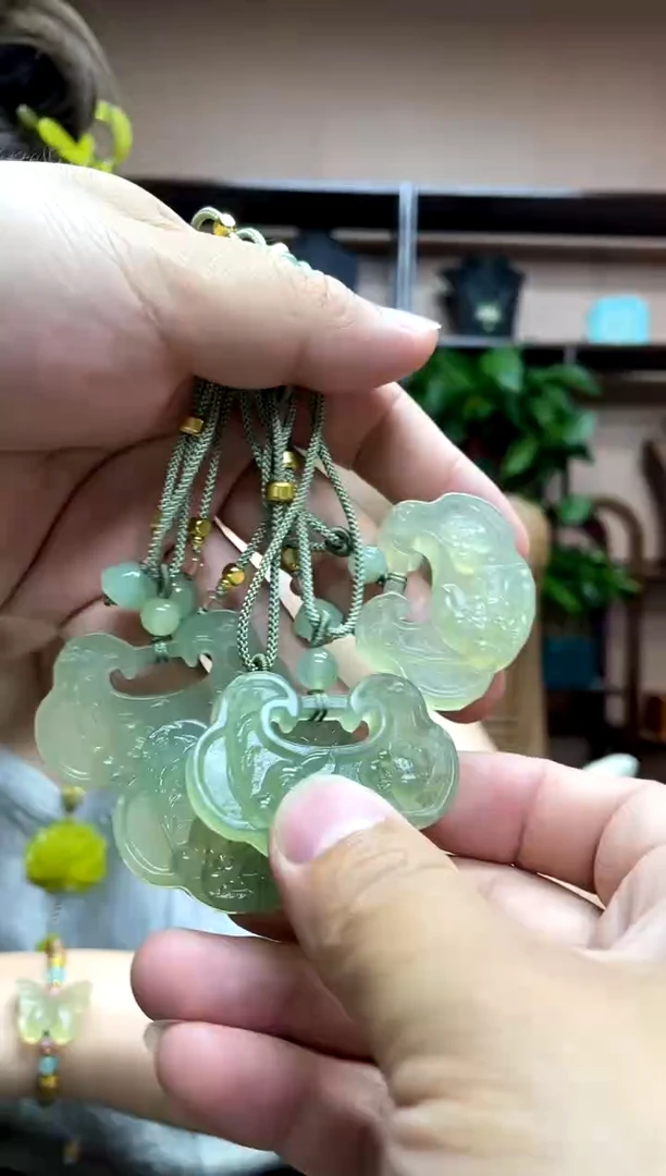 岫玉未镶嵌吊坠多样性发货发其中之一