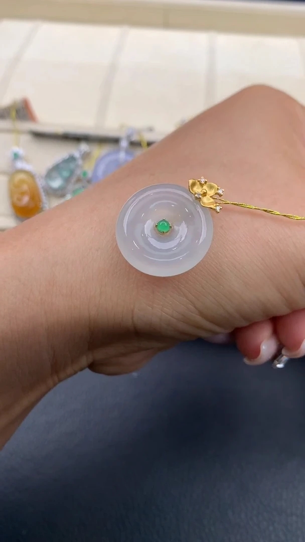 翡翠18K金镶嵌颈饰Q363