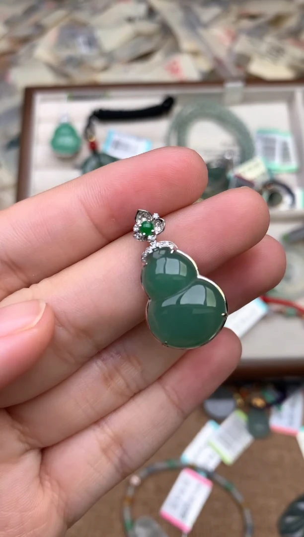 18K金镶嵌挂件翡翠一