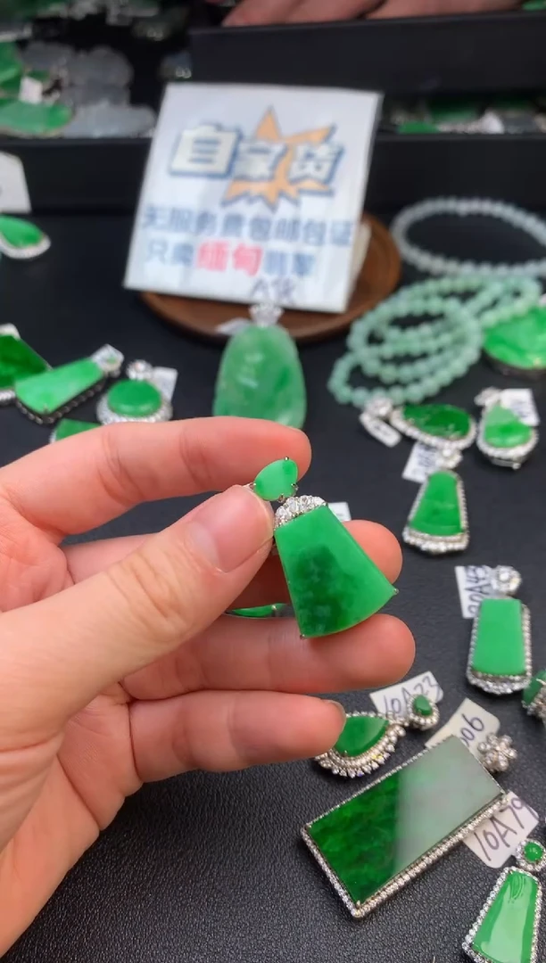 【闪购商品】翡翠颈饰银S925镶嵌翡翠