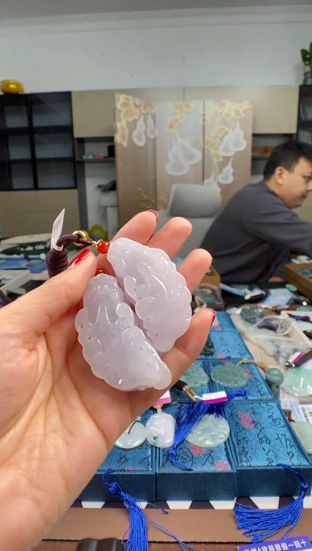 颈饰未镶嵌翡翠  多样性发其一