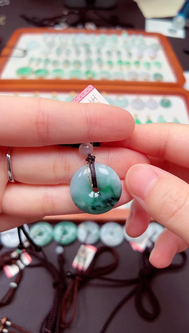 【闪购商品】翡翠颈饰未镶嵌平安扣