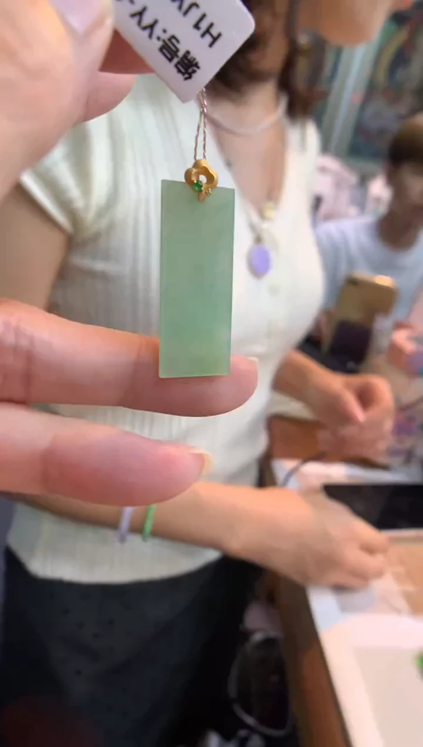 翡翠18K金镶嵌颈饰无事牌