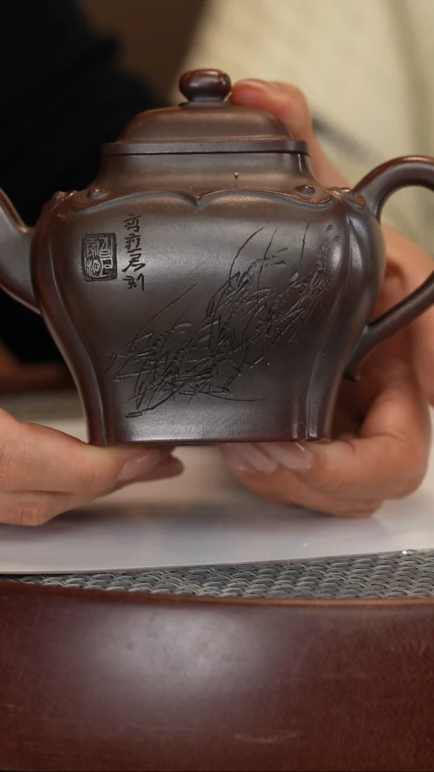 【闪购商品】紫砂茶壶【齐燕君】古乌泥筋纹如意宫灯 380CC