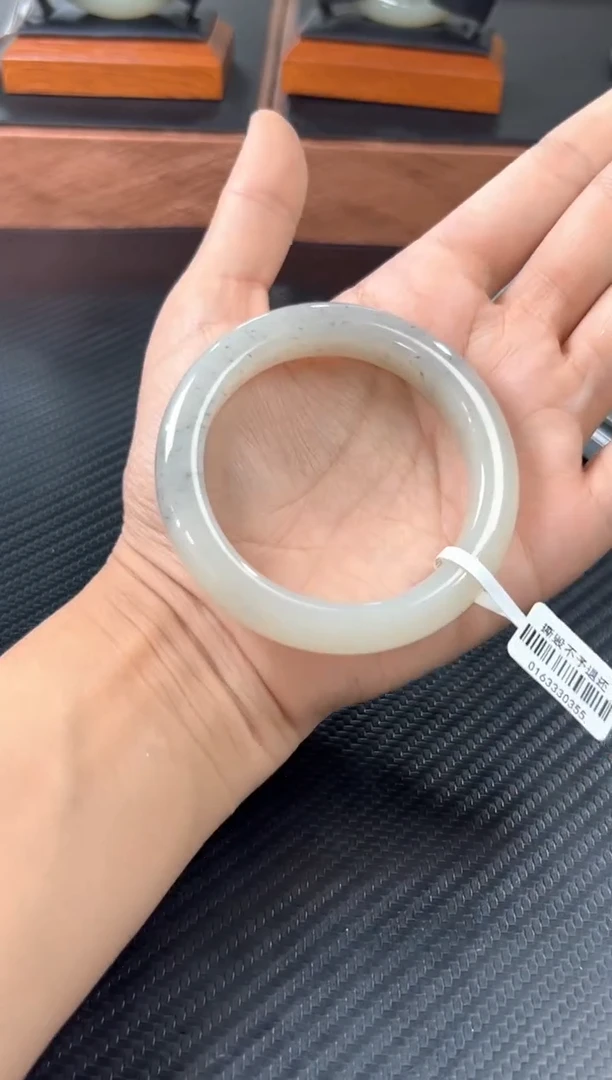 未镶嵌手镯和田玉黑山微色差55j