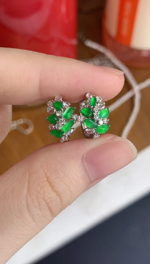18K金镶嵌翡翠耳饰绿随形耳包