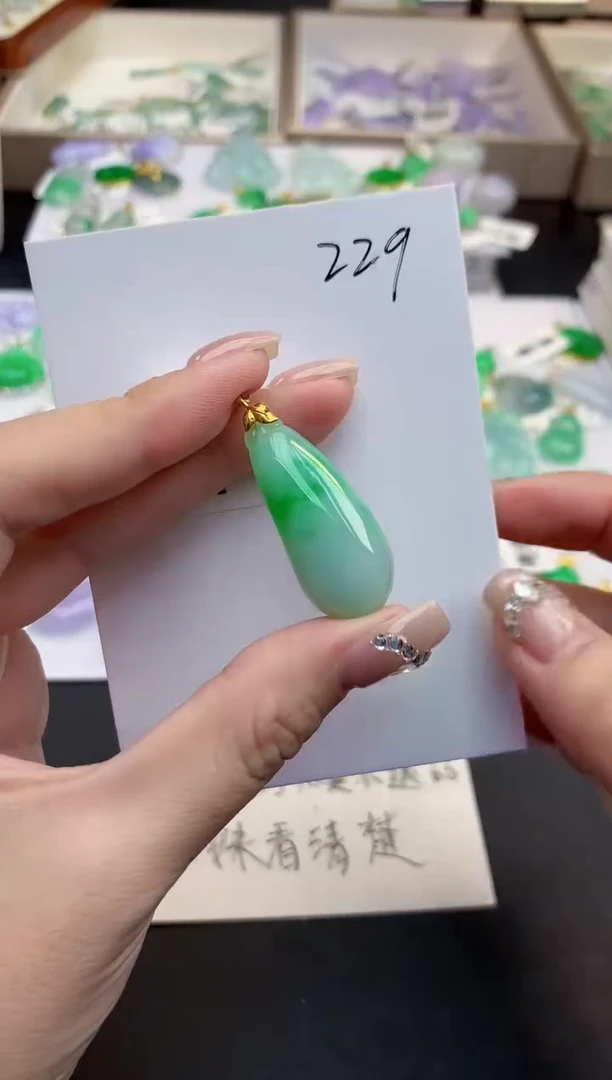 颈饰18K金镶嵌翡翠天然缅甸a货翡翠