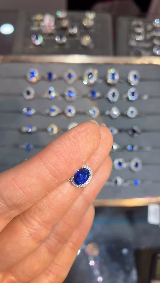 吊坠蓝宝石18K金镶嵌【闪购】1.56ct/18金吊坠/链子pt950