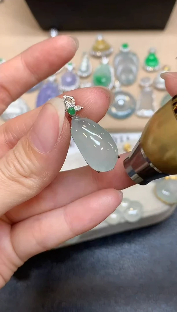 颈饰18K金镶嵌翡翠福瓜【无服务费